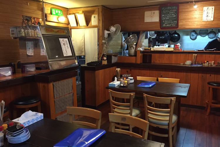 石垣島のラーメン屋「げんき食堂」の店内