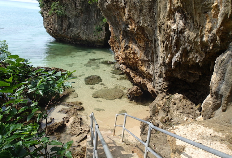 石垣島の伊原間サビチ洞。海へと続く鍾乳洞は日本でココだけ！