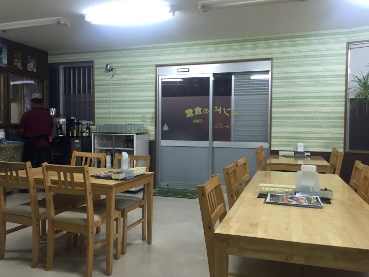 本格インド料理カマルの店内