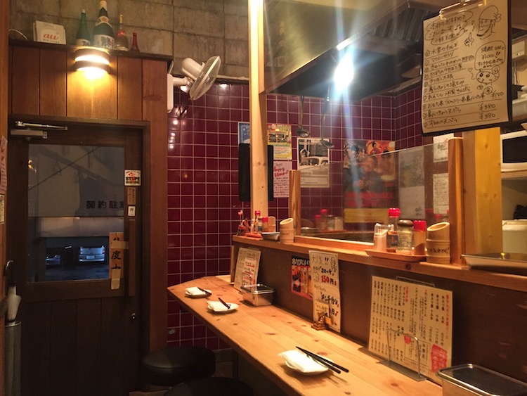串かつ専門店「れんがや」のカウンター