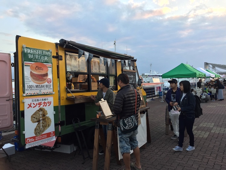 石垣島の離島ターミナルの桟橋マーケットハンバーガー
