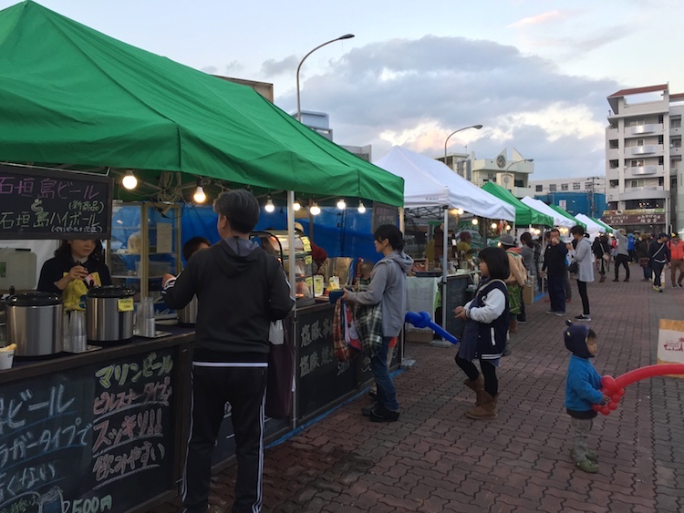 石垣島の離島ターミナルの桟橋マーケットの夜店