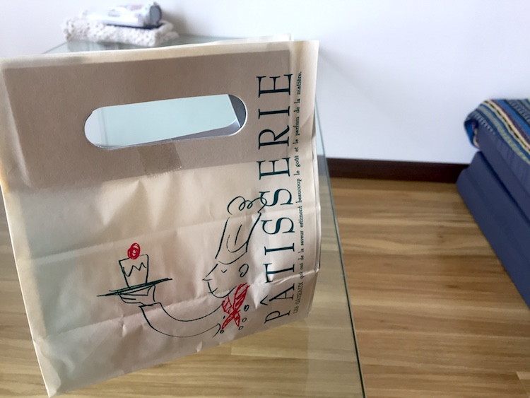 お菓子のマルシェの紙袋
