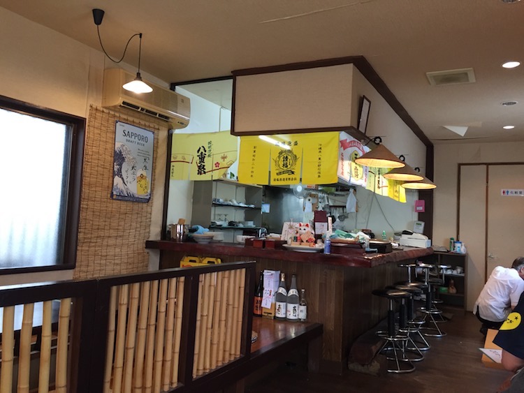 味自慢さむらいの店内