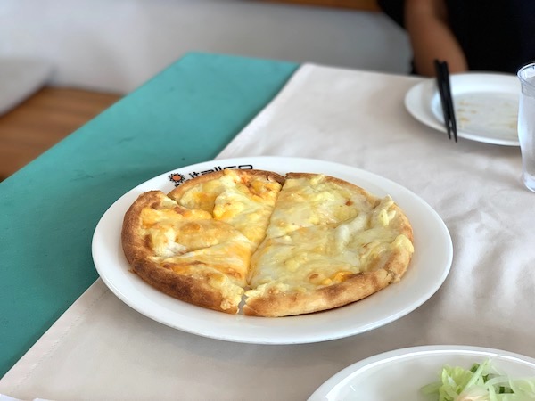 石垣島のイタリアン「イタリコitalico」の4種のチーズピザ