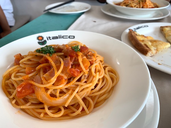 石垣島のイタリアン「イタリコitalico」のベーコンとモッツァレラチーズ